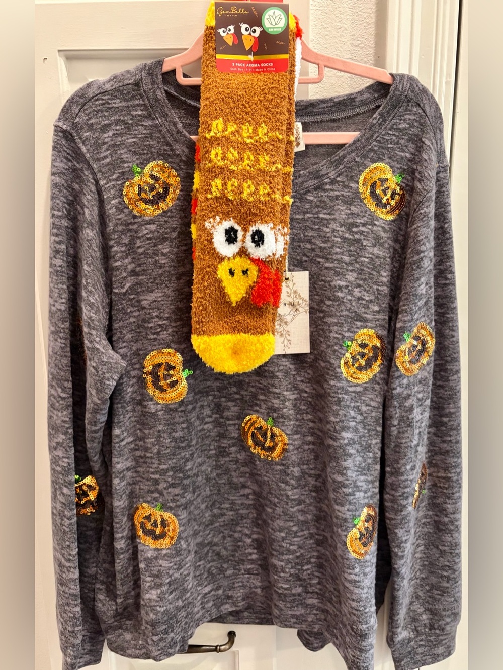 NWT TRUSELF Women’s Size XL Gray Pumpkin Sequin Sweatshirt w/Brown Turkey Socks